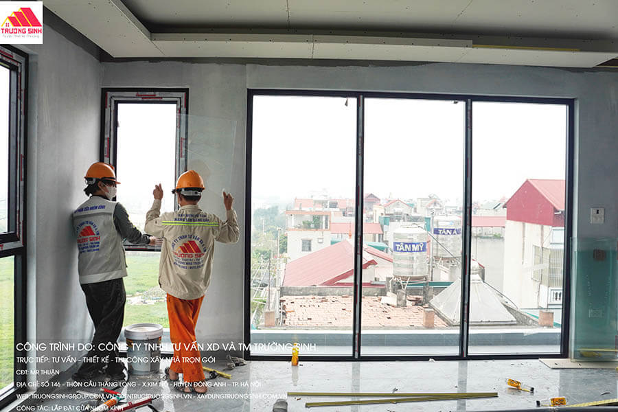 Đội thợ thi công lành nghề, đảm bảo chất lượng cửa nhôm kính
